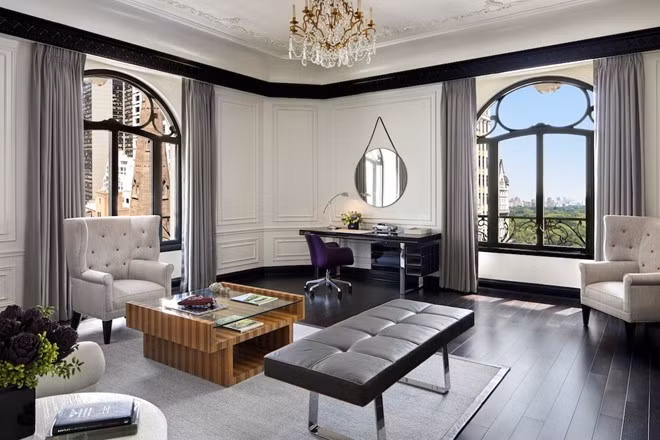 Tầm nhìn của căn phòng Bentley Suite hướng ra khu Fifth Avenue và Công viên Trung tâm. Bước vào hoạt động từ tháng 9/2012, Bentley Suite có dịch vụ quản gia và một quầy rượu Champagne.