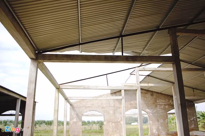 Mái che đình chợ bị hư hỏng, một góc bị tốc mái.