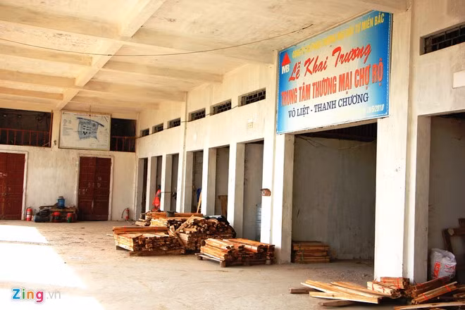 Ngày 19/5/2010, chủ đầu tư tiến hành lễ khai trương Trung tâm thương mại chợ Rộ. Tuy nhiên, sau lễ khai trương rầm rộ, trung tâm này chỉ hoạt động èo uột với vài ki-ốt nhỏ lẻ rồi bỏ hoang từ đó đến nay.