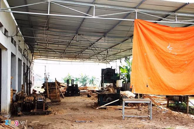 Một xưởng cưa được mọc lên. Theo người dân đây là xưởng cưa được một người dân trong xã thấy trung tâm thương mại bị bỏ hoang nên xin để đặt tạm làm thành nơi tập kết sản xuất.