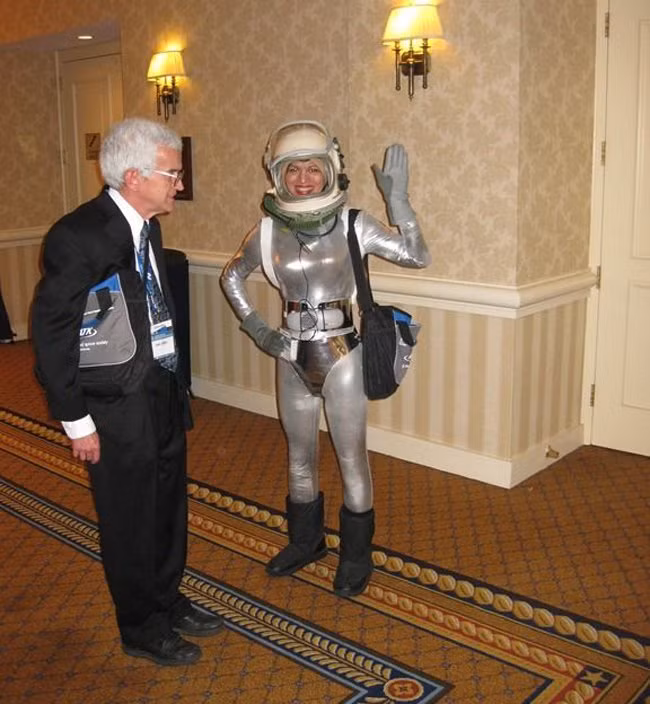 Chào các bác, em vừa ở trên Mặt Trăng về đấy ạ.