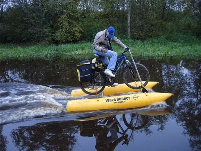 "Siêu xe đạp" vừa đi trên cạn vừa đi dưới nước.
