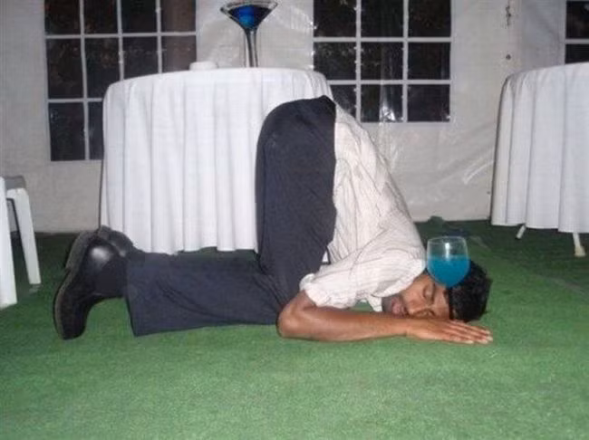 Ngủ thôi mà có cần tạo dáng "bá đạo" thế không?