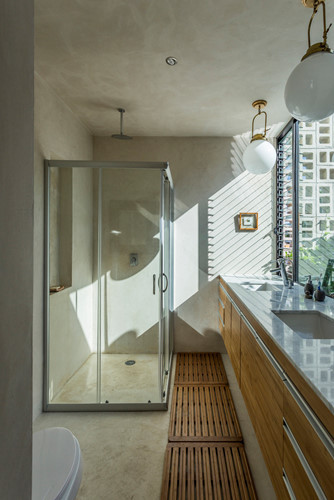 Nhà tắm được thiết kế thoáng mát với hệ thống thông gió tự nhiên.