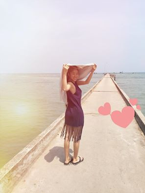 Lê Phương tạo dáng giữa biển cả mênh mông "Trưa nay phố xa đầy nắng. Riêng em với con đường vắng".