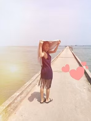 Lê Phương tạo dáng giữa biển cả mênh mông "Trưa nay phố xa đầy nắng. Riêng em với con đường vắng".