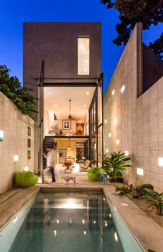 Ngôi nhà ống nằm ở Barrio de Santiago, Mérida, Yucatán, Mexico. Do kiến trúc sư Taller Estilo Arquitectura thiết kế.