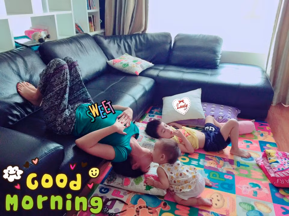 Ốc Thanh Vân tạo dáng khó đỡ "Cola đi học. Coca bệnh ở nhà. Cacao thì chưa đi học và đang rất khoẻ. Mẹ Ốc hôm nay được ở nhà buổi sáng. Chỉ cần vậy thôi mà. Mẹ hay vừa chơi vừa tranh thủ tập. Vừa ngửa cổ ra là Cacao đang ăn nó bò tới hun- một nụ hôn đầy cháo. Yêu sâu đậm là nó vậy đó. Tự nguyện và sẵn sàng thể hiện".