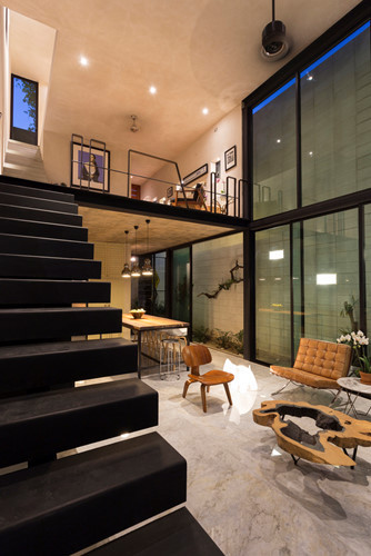 Kiến trúc sư đã thiết kế 1 hồ bơi nhỏ và hệ thống thông gió tạo nên sự thông thoáng và mát mẻ cho ngôi nhà.