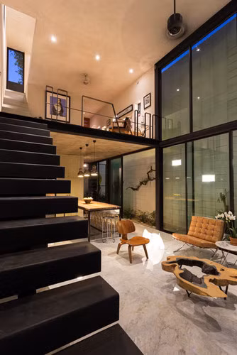 Kiến trúc sư đã thiết kế 1 hồ bơi nhỏ và hệ thống thông gió tạo nên sự thông thoáng và mát mẻ cho ngôi nhà.