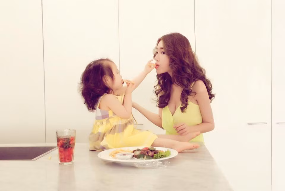 Elly Trần "Có những người mà dù gặp cả ngày ta vẫn không thấy chán, và chúng ta gọi đó là tình thân".