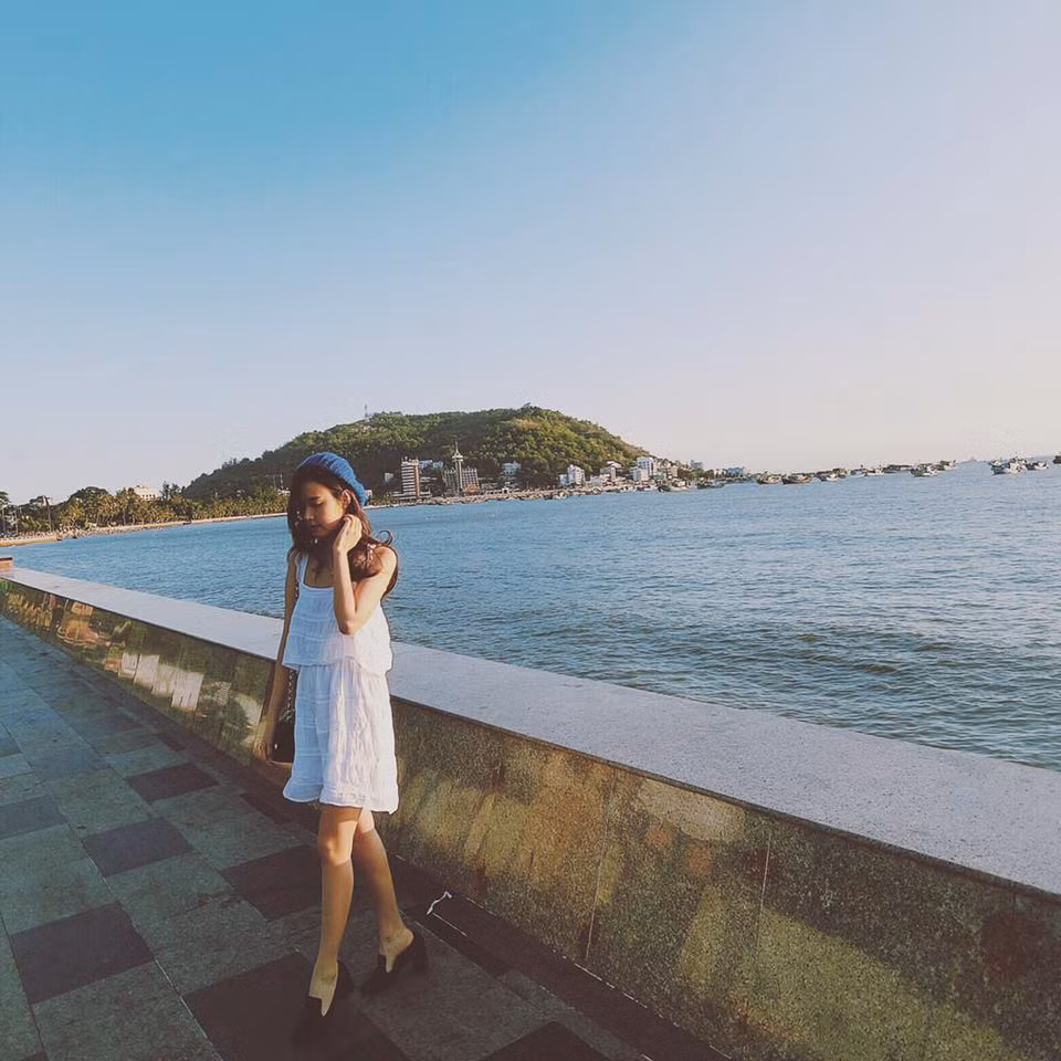  Hotgirl Midu "Buồn như ly rượu đầy. Không có ai cùng cạn. Thế gian rộng lớn, tri âm thì dễ, tri kỉ khó tìm".