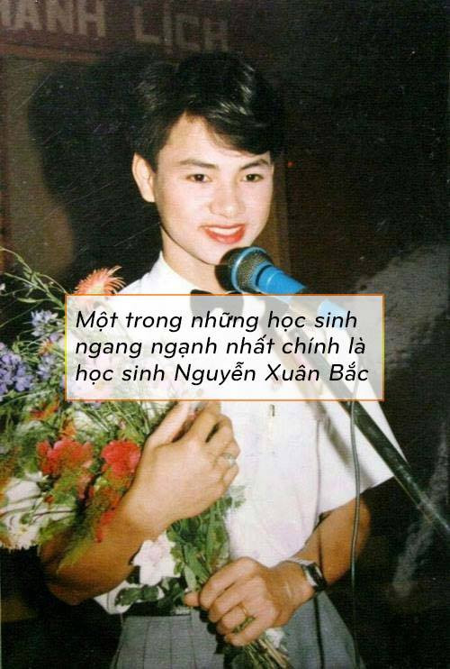 Xuân Bắc Xuân Bắc kể thời đi học của anh luôn xếp vào danh sách học sinh ngang ngạnh, nhưng không hư hỏng hay cá biệt. Lấy ví dụ về tính cách nổi bật đó, nam danh hài cho hay: “Có những câu hỏi tôi đặt ra cho thầy cô giáo mà thầy cô chỉ có thể trả lời: Cậu về cậu hỏi bố cậu ý!”. Nói về chuyện mặc đồ lòe loẹt khi dẫn chương trình, đặc biệt trong Đuổi hình bắt chữ, Xuân Bắc giải thích, anh thấy các chị bán quần áo sặc sỡ thường ngồi buồn thiu nên thương và mua cho họ. Anh cũng đùa rằng, đừng bao giờ ăn mặc lòe loẹt mà đi lảng vảng trong công viên, vì như thế người ta dễ tưởng mình là… con công.