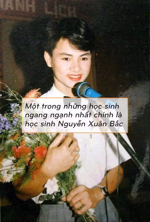 Xuân Bắc Xuân Bắc kể thời đi học của anh luôn xếp vào danh sách học sinh ngang ngạnh, nhưng không hư hỏng hay cá biệt. Lấy ví dụ về tính cách nổi bật đó, nam danh hài cho hay: “Có những câu hỏi tôi đặt ra cho thầy cô giáo mà thầy cô chỉ có thể trả lời: Cậu về cậu hỏi bố cậu ý!”. Nói về chuyện mặc đồ lòe loẹt khi dẫn chương trình, đặc biệt trong Đuổi hình bắt chữ, Xuân Bắc giải thích, anh thấy các chị bán quần áo sặc sỡ thường ngồi buồn thiu nên thương và mua cho họ. Anh cũng đùa rằng, đừng bao giờ ăn mặc lòe loẹt mà đi lảng vảng trong công viên, vì như thế người ta dễ tưởng mình là… con công.