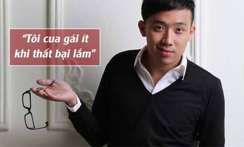  Trấn Thành. Nói về chuyện gia đình, Trấn Thành chia sẻ anh từng là nạn nhân của sự bất công. Nam danh hài Việt tâm sự: “Tôi may mắn có một tuổi thơ đủ thăng trầm! Vui có, buồn có, đầu đường xó chợ có, hy vọng và tuyệt vọng đủ cả. Những cung bậc cảm xúc ấy đã nuôi dưỡng tôi trong ngần ấy năm bằng một 'thực đơn' phức tạp về ký ức và bầm dập về trải nghiệm. Tuổi thơ đó cho tôi vốn sống, xúc cảm, nhận thức và cho tôi của ngày hôm nay”.