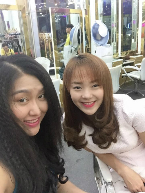 Phi Thanh Vân tình cờ hội ngộ Minh Hằng khi đi chăm sóc nhan sắc "Sau sinh 23 ngày mẹ Vân bỉm sữa đi tuốt lại nhan sắc xập xệ của mình và gặp lại em gái yêu Minh Hằng, em vẫn tươi xinh và đẹp rực rỡ, hai chị em hàn huyên bao nhiu chuyện, chuyện đời, chuyện nghề, vui không tả xiết".