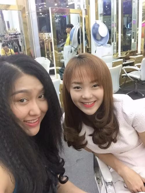 Phi Thanh Vân tình cờ hội ngộ Minh Hằng khi đi chăm sóc nhan sắc "Sau sinh 23 ngày mẹ Vân bỉm sữa đi tuốt lại nhan sắc xập xệ của mình và gặp lại em gái yêu Minh Hằng, em vẫn tươi xinh và đẹp rực rỡ, hai chị em hàn huyên bao nhiu chuyện, chuyện đời, chuyện nghề, vui không tả xiết".