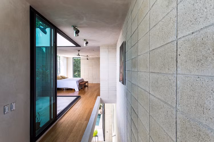 Khi xây dựng ngôi nhà ống, thách thức đối với các kiến trúc sư là các giải pháp để giải quyết các vấn đề về tiếp xúc với ánh nắng mặt trời chói trang ở phía Tây.