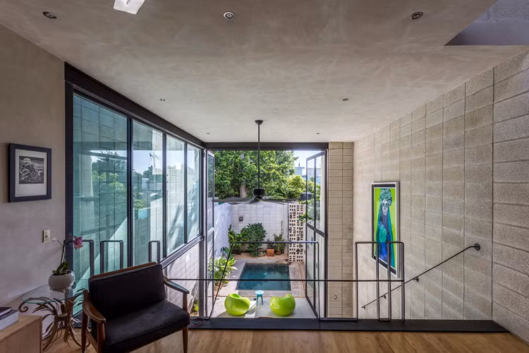 Ngôi nhà được xây dựng trên diện tích 6,5 m x 27,5 m nổi bật với vẻ đẹp của nội thất cũng như ngoại thất.