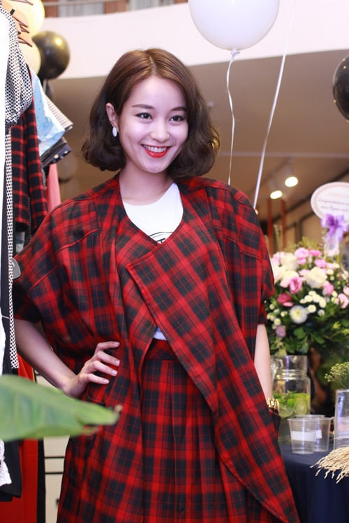 Mi Vân Mi Vân, sinh năm 1988, được xem là thế hệ hot girl đời đầu của Hà Nội, cô tốt nghiệp khoa Piano, Nhạc viện Hà Nội. Khi sự nghiệp đang lên, tạo được sự chú ý với công chúng thì cô nàng bất ngờ tổ chức đám cưới hoành tráng vào cuối năm 2010. Chồng của Mi Vân là Đại Dương, một thiếu gia Sài thành. Sau khi lập gia đình, Mi Vân chuyển vào Sài Gòn sống cùng chồng và sinh con gái đầu lòng Bào Ngư vào năm 2011.