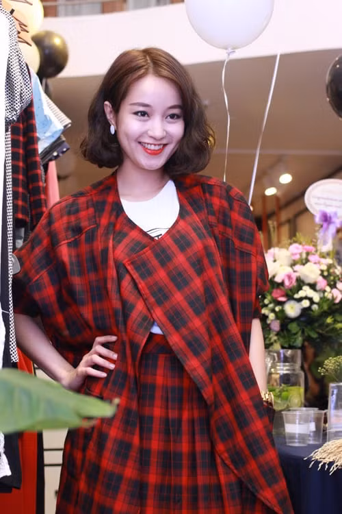 Mi Vân Mi Vân, sinh năm 1988, được xem là thế hệ hot girl đời đầu của Hà Nội, cô tốt nghiệp khoa Piano, Nhạc viện Hà Nội. Khi sự nghiệp đang lên, tạo được sự chú ý với công chúng thì cô nàng bất ngờ tổ chức đám cưới hoành tráng vào cuối năm 2010. Chồng của Mi Vân là Đại Dương, một thiếu gia Sài thành. Sau khi lập gia đình, Mi Vân chuyển vào Sài Gòn sống cùng chồng và sinh con gái đầu lòng Bào Ngư vào năm 2011.