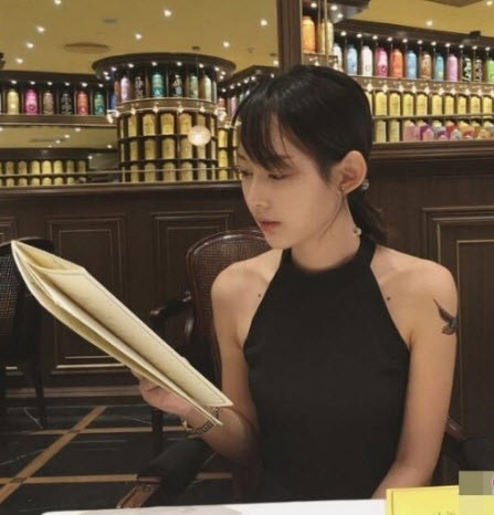 Khi để mặt mộc hay chỉ trang điểm nhẹ nhàng, cô đều thu hút sự chú ý của mọi người.