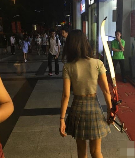 Ảnh chụp góc nghiêng mỹ nữ cầm cung khiến nhiều chàng trai không thể rời mắt.