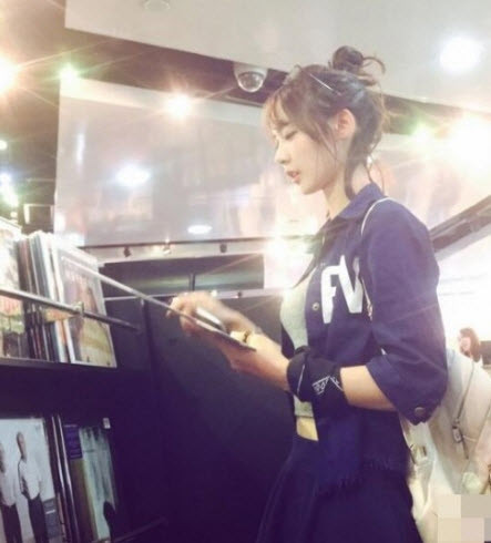 Vóc dáng có phần nhỏ nhắn nhưng nữ cung thủ này lại có gu thời trang cực chất, khoe được vòng eo siêu chuẩn của mình.