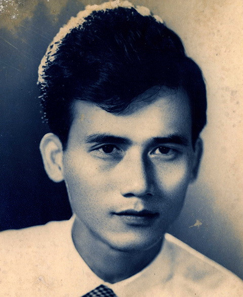 4 đời gốc Hà Nội, gia đình của NSƯT Phạm Bằng từng có một cuộc sống khá đầy đủ tại Hà Nội giai đoạn trước 1954. Tuy nhiên, sau thời kì cải tạo tư sản, gia đình ông gặp cảnh khó khăn và ông phải bỏ dở trường Cao đẳng Giao thông công chính khi đang theo học năm thứ 2. Năm 1959, Phạm Bằng tham gia đoàn văn công Hà Nội (tiền thân của các đoàn kịch, chèo, cải lương Hà Nội hiện nay). Theo lời ông từng kể, trong 5 năm đầu tiên, Phạm Bằng gần như không có cơ hội biểu diễn và đã từng có lúc chán nản định bỏ nghề. Tuy nhiên, từ 1965, cơ hội bắt đầu đến với ông.Có dáng người người cao, khuôn mặt đẹp trai theo kiểu sắc sảo và cá tính, Phạm Bằng thường được giao các vai tư sản, phản động hay cường hào ác bá thời phong kiến.