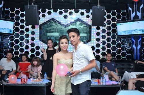 “Thấy bà đã cao tuổi nhưng vẫn minh mẫn nên tôi trêu bà chứ bà còn khỏe mạnh như vậy là niềm hạnh phúc rất lớn với tôi và đại gia đình tôi. Tôi cũng rất tự hào và hãnh diện khi có bà ngoại yêu thương và tâm lí như vậy! Tôi cảm ơn bà rất nhiểu vì điều đó!!!”, Thương chia sẻ. “Con mong bà sống thật lâu thật lâu hơn nữa bên cạnh con cháu, để cháu có thể chăm sóc và báo hiếu với bà ah!!! Yêu bà rất nhiều…”, Thương bày tỏ tình cảm với bà.