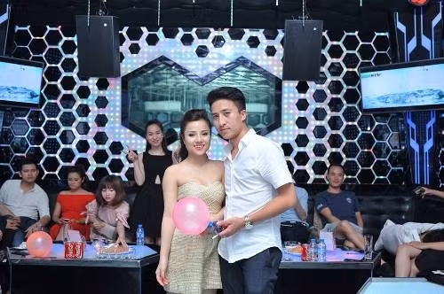 “Thấy bà đã cao tuổi nhưng vẫn minh mẫn nên tôi trêu bà chứ bà còn khỏe mạnh như vậy là niềm hạnh phúc rất lớn với tôi và đại gia đình tôi. Tôi cũng rất tự hào và hãnh diện khi có bà ngoại yêu thương và tâm lí như vậy! Tôi cảm ơn bà rất nhiểu vì điều đó!!!”, Thương chia sẻ. “Con mong bà sống thật lâu thật lâu hơn nữa bên cạnh con cháu, để cháu có thể chăm sóc và báo hiếu với bà ah!!! Yêu bà rất nhiều…”, Thương bày tỏ tình cảm với bà.