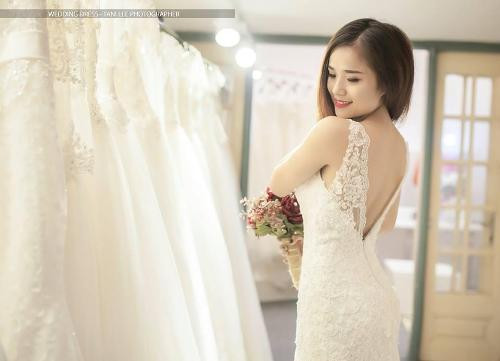 Theo tìm hiểu, người cháu gái là Võ Thị Thương (SN 1992), từng học Đại học Nghệ thuật Quân đội, nay đã ra trường và đang làm ca sỹ tự do tại Hà Nội. Còn cụ bà trong clip là bà Nguyễn Thị Quý (gần 100 tuổi, trú tại Thị xã Thái Hòa, Nghệ An), là bà ngoại của Thương.