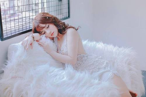 Thương cho biết, cách đây khoảng một tuần có về quê thăm bà. Tại đây, 2 bà cháu đã nói về tình yêu và bà đã “hiến kế cho cháu cách chọn chồng”. Cảm thấy đáng yêu, nên Thương đã quay lại clip và đã lập tức đưa lên facebook.