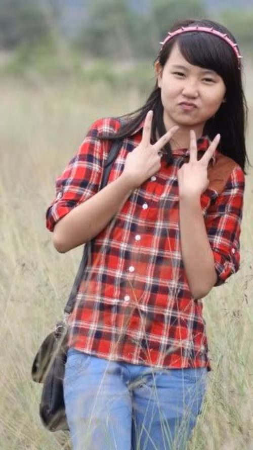 Nguyệt Anh kể lại rằng: “Trước đây mình rất hay bị trêu là béo ú và tự cảm thấy bản thân kém xinh hơn mọi người xung quanh. Nhưng vì còn đi học nên lúc đó mình vẫn chưa thực sự cần đến thay đổi. Sau đó gia đình mình gặp một số vấn đề khó giải quyết, mình đã quyết định thôi học và bắt đầu đi làm. Gánh nặng cơm, áo, gạo, tiền cộng với ngoại hình khiến mình thấy thực sự khủng hoảng. Mình có nhờ đến trang điểm nhưng gương mặt quá nhạt nhòa. Hơn nữa, lúc đó mình nặng 53kg. Bế tắc, đầu óc mình trở nên hỗn loạn, mọi thứ rối bời. Sau đó, mình đã phải cố gắng rất nhiều, mọi thứ đều làm gấp đôi".