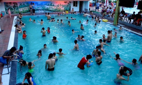 Ngoài các bệnh về da, đau mắt đỏ là bệnh thường gặp tại các bể bơi công cộng do tính chất dễ lây lan của bệnh. Ảnh minh họa.