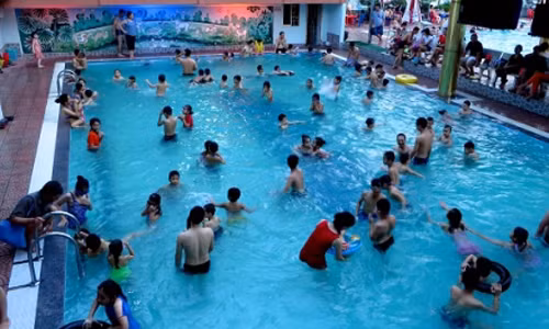 Ngoài các bệnh về da, đau mắt đỏ là bệnh thường gặp tại các bể bơi công cộng do tính chất dễ lây lan của bệnh. Ảnh minh họa.