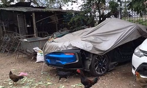 Thiếu gia Trần Sơn không còn thiết tha với "con cưng" của mình nữa khi chọn chuồng gà làm nơi định cư mới cho nó. (Ảnh: Một thế giới).