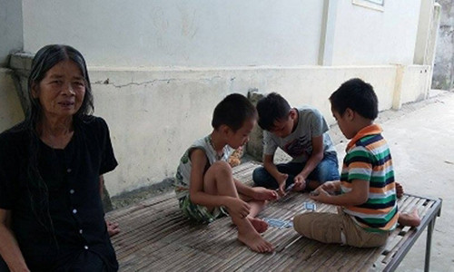 Trẻ em ở xã Cương Gián phần đông là ở với ông bà vì bố mẹ xa xứ làm ăn.