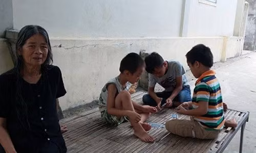 Trẻ em ở xã Cương Gián phần đông là ở với ông bà vì bố mẹ xa xứ làm ăn.