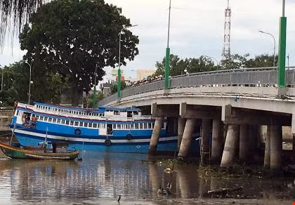 Con tau 8 ty bi ket duoi gam cau Tran Hung Dao