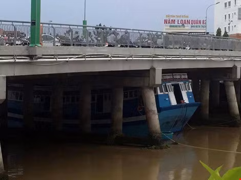 Con tau 8 ty bi ket duoi gam cau Tran Hung Dao-Hinh-2