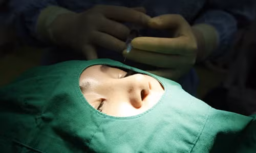 Sinh vien Trung Quoc do xo di phau thuat tham my de xin viec