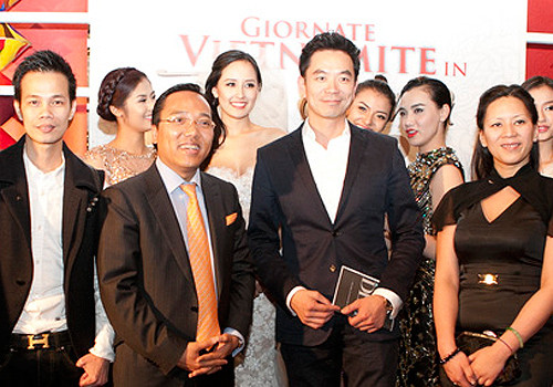 Trong show thời trang của NTK Hoàng Hải ở Italy, Benny Ng. cũng có mặt tháp tùng cô.