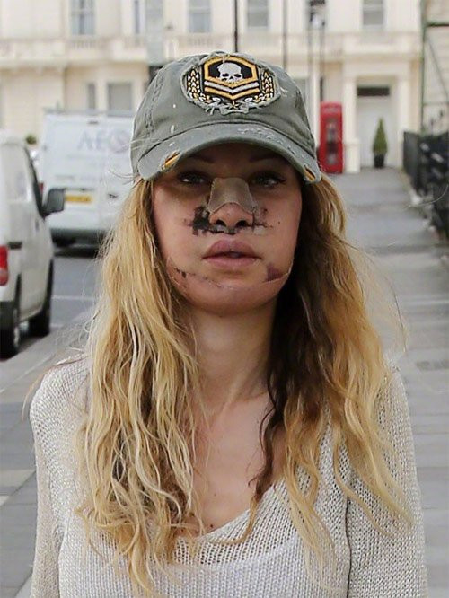 Hiện tại cô có ngoại hình rất kỳ quặc.