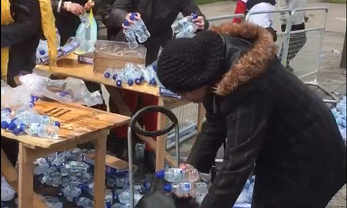 Một người còn mang cả túi to để đựng nước.