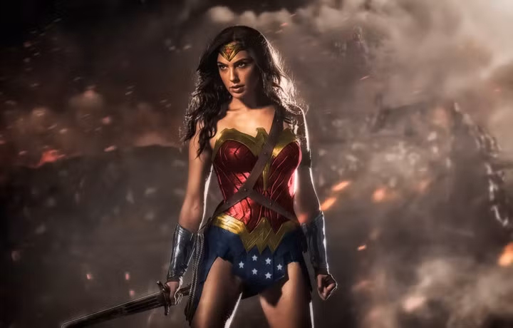 Gal Gadot: Hoa hậu người Isarel – Gal Gadot đang là cái tên được cộng đồng fan DC phát cuồng bởi vẻ đẹp sắc sảo, quyến rũ và sự nhập vai miễn chê của nàng. Cô là diễn viên đầu tiên không phải người gốc Mỹ thủ vai nhân vật Wonder Woman.