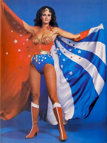 Mặc dù lên sóng truyền hình từ năm 1967, nhưng mãi đến 1975, hình mẫu Wonder Woman do Lynda Carter đóng mới là phiên bản gần nhất với nguyên tác, và được nhiều nhà làm phim lựa chọn phát triển cho đến tận bây giờ.