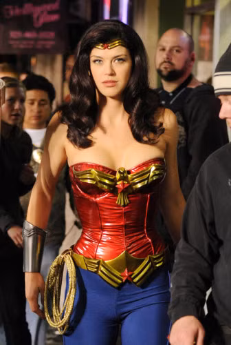 Adrianne Palicki: Năm 2011, Wonder Woman phiên bản truyền hình được làm lai lần nữa, với sự góp mặt của cô ả nóng bỏng Adrianne Palicki.