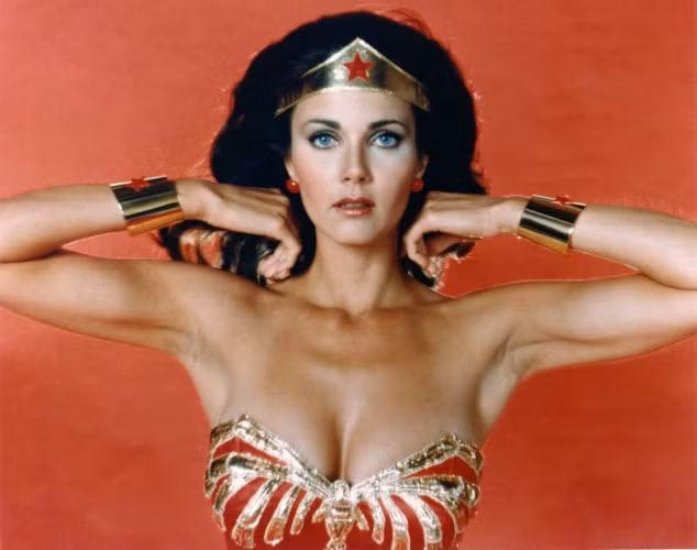 Lynda Carter: Tính đến nay, diễn viên có thời gian thủ vai Wonder Woman lâu nhất chính là Lynda Carter. Cô được các nhà làm phim chọn mặt gửi vàng cho cả 3 seasons của series phim truyền hình: "Wonder Woman".
