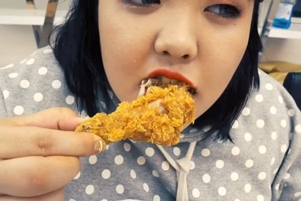 Ban trai cham suot 1 nam, gai tre soc khi biet li do